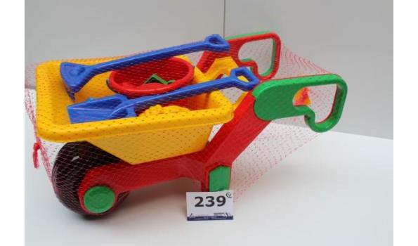4 speelgoedkruiwagens met strandspeelgoed